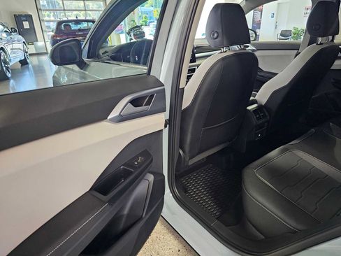 New 2025 Volkswagen Taos SE image 18