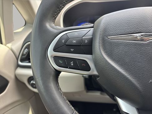Used 2023 Chrysler Pacifica Touring-L FWD image 26