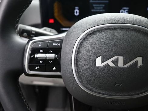 Used 2025 Kia Sorento S FWD image 15