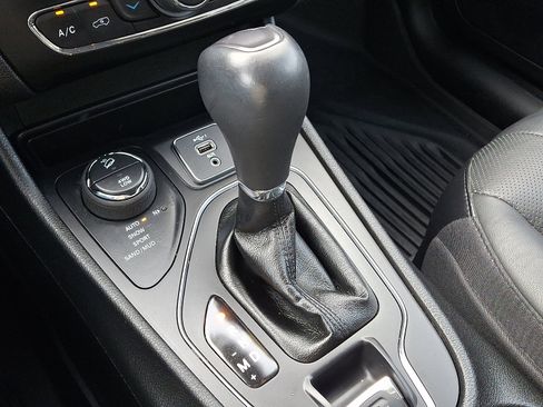 Used 2021 Jeep Cherokee Latitude Lux w/ Comfort/Convenience Group image 14