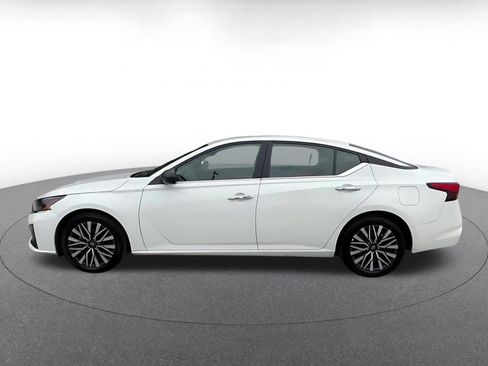 Used 2025 Nissan Altima 2.5 SV FWD image 9