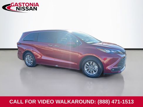 Used 2025 Toyota Sienna XLE image 1