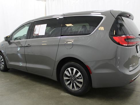Used 2022 Chrysler Pacifica Touring-L FWD image 8