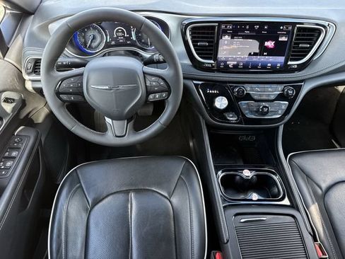 Used 2025 Chrysler Pacifica Limited FWD image 13