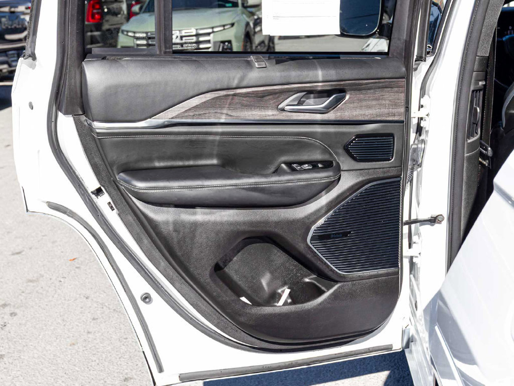 Used 2023 Jeep Grand Cherokee Overland w/ Luxury Tech Group IV AWD/4WD image 14