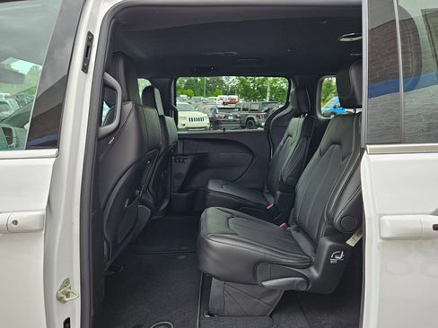 New 2027 Chrysler Pacifica Select FWD image 21
