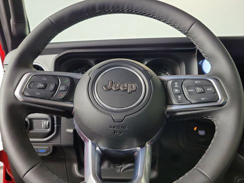 Used 2025 Jeep Wrangler Unlimited Sahara AWD/4WD image 15