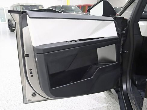 Used 2024 Tesla Cybertruck AWD Crew Cab image 33