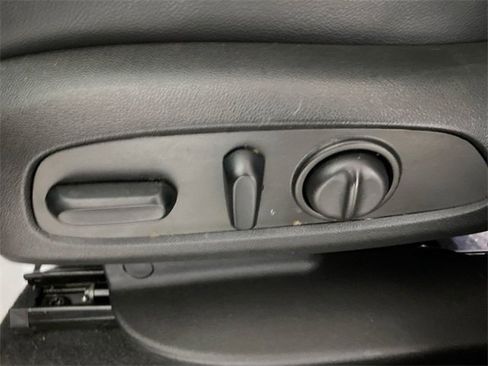 Used 2023 GMC Terrain SLT image 25