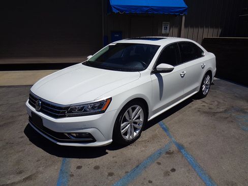 Used 2018 Volkswagen Passat 2.0T SE image 1