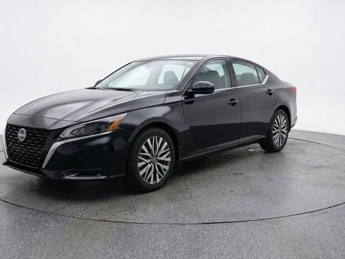 Used 2025 Nissan Altima 2.5 SV image 3
