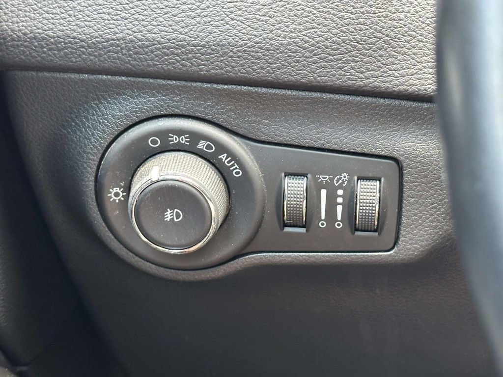 Used 2018 Jeep Compass Latitude AWD/4WD image 24