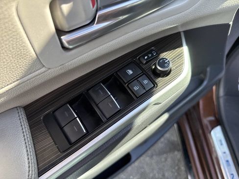 Used 2021 Toyota Sienna Limited image 30