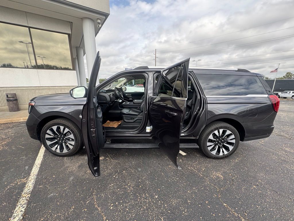 Used 2025 Ford Expedition Max Platinum w/ Driver's Package AWD/4WD image 4