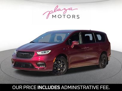 Used 2022 Chrysler Pacifica Limited w/ Uconnect Theater Family Group