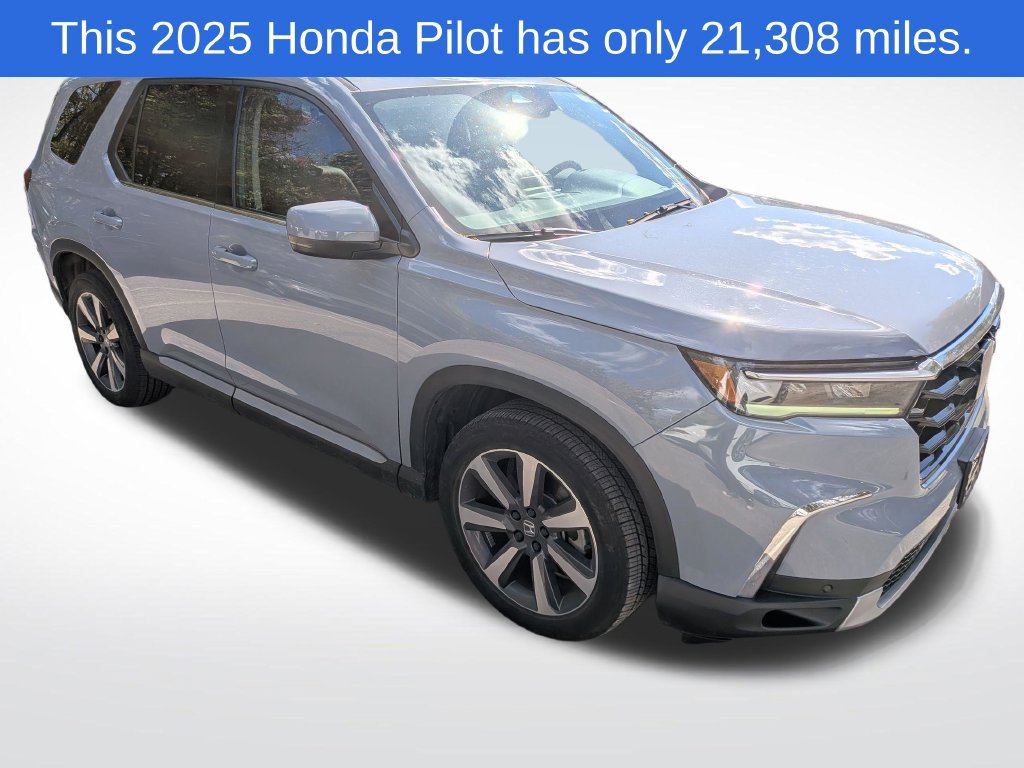 Used 2025 Honda Pilot Touring image 1
