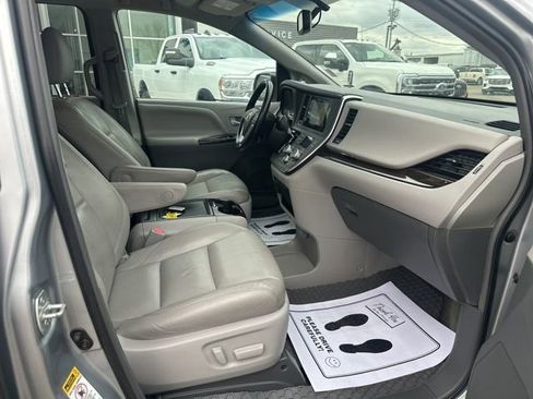 Used 2015 Toyota Sienna XLE w/ XLE Navigation Package image 8