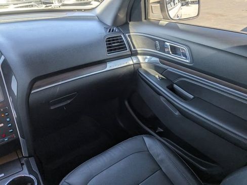 Used 2017 Ford Explorer Limited image 18