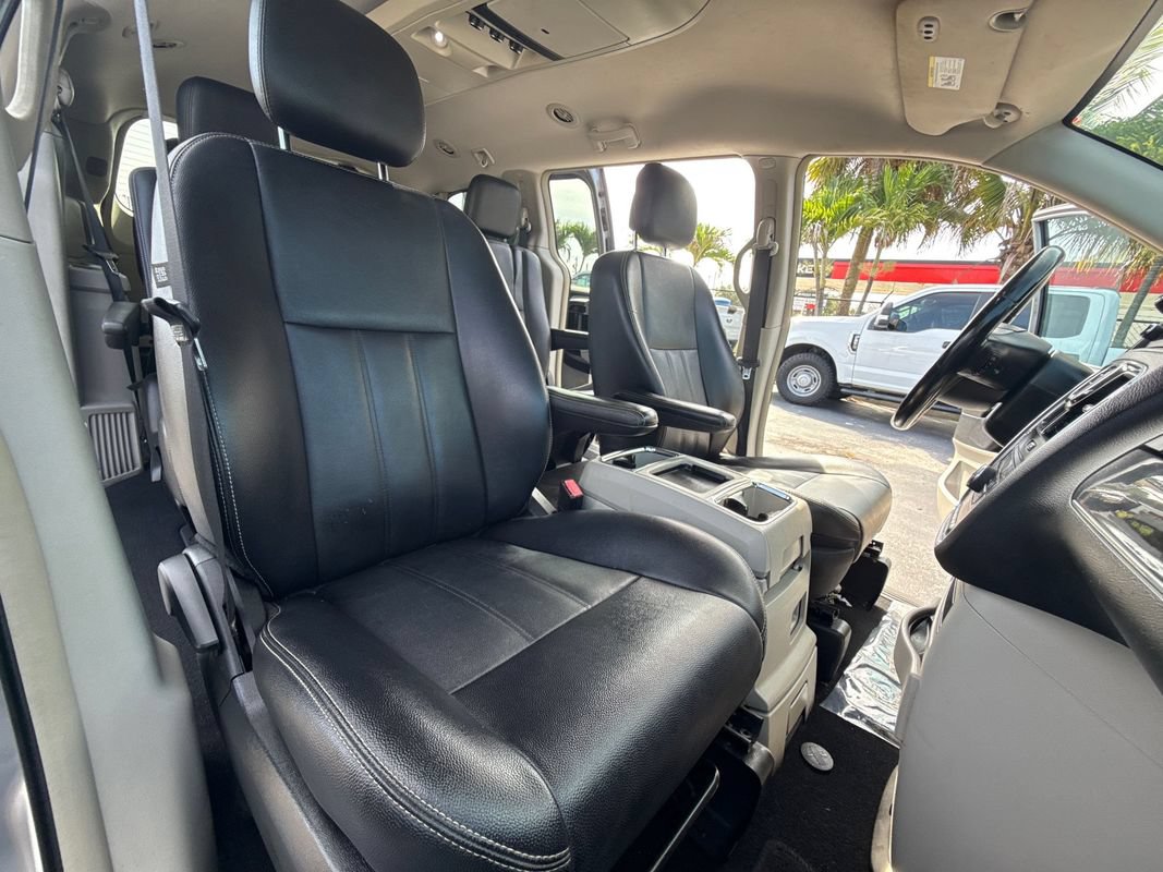 Used 2016 Chrysler Town & Country Touring FWD image 16