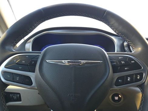 Used 2022 Chrysler Pacifica Touring-L image 26