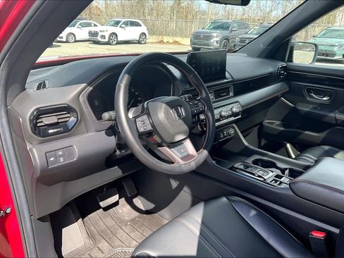 Used 2025 Honda Pilot TrailSport image 8