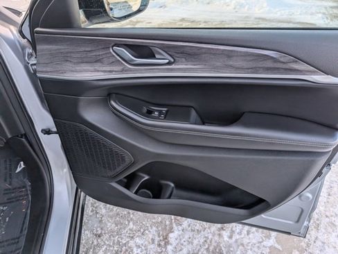 Used 2024 Jeep Grand Cherokee Limited w/ MOPAR Finishing Package image 32