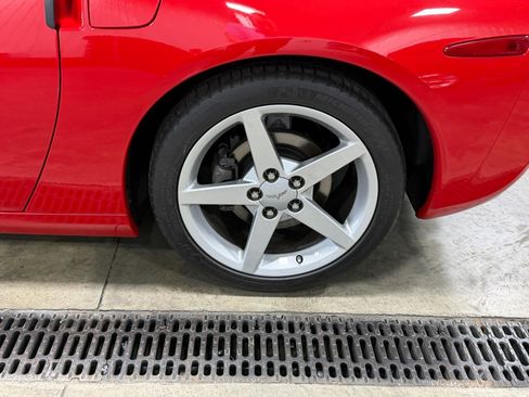 Used 2005 Chevrolet Corvette Coupe w/ 2LT w/ Preferred Equipment Group RWD image 28