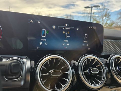 Used 2025 Mercedes-Benz GLB 250 image 28