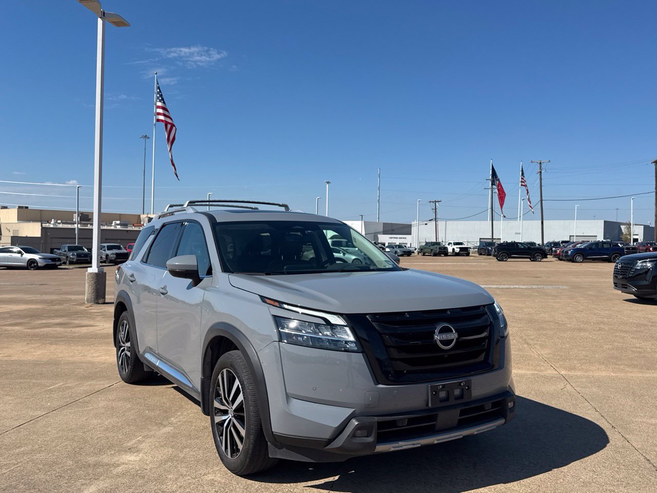 Used 2024 Nissan Pathfinder Platinum FWD image 2