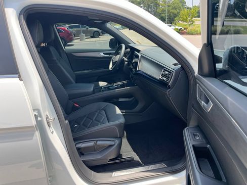 Certified 2024 Volkswagen Atlas Cross Sport SE FWD image 34