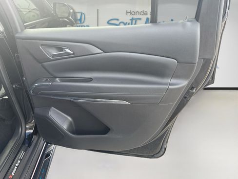 Used 2025 Chevrolet Traverse LT FWD image 31