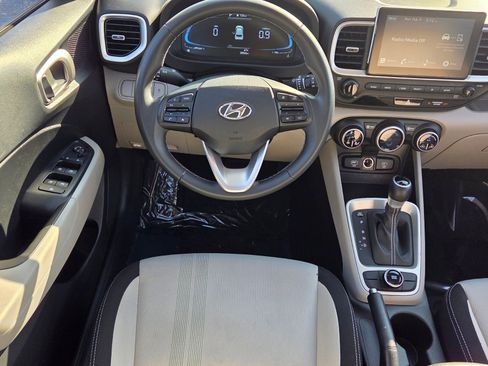 Used 2025 Hyundai Venue SEL image 7