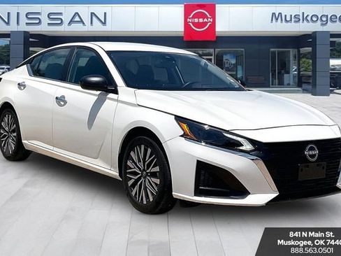 Used 2025 Nissan Altima 2.5 SV FWD image 1