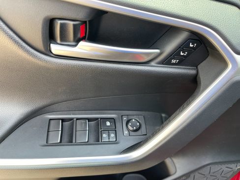 Used 2019 Toyota RAV4 Limited AWD/4WD image 12