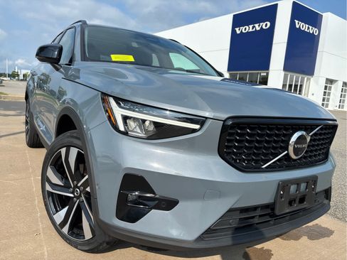 Used 2023 Volvo XC40 B5 Plus w/ Protection Package Premier AWD/4WD image 2