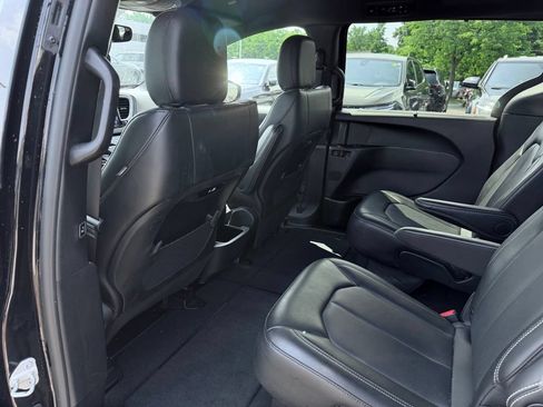 Certified 2025 Chrysler Pacifica Select FWD image 23