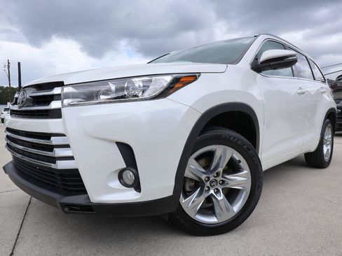 Used 2017 Toyota Highlander Limited FWD image 2