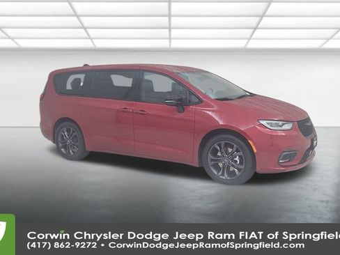 Certified 2026 Chrysler Pacifica Select image 2