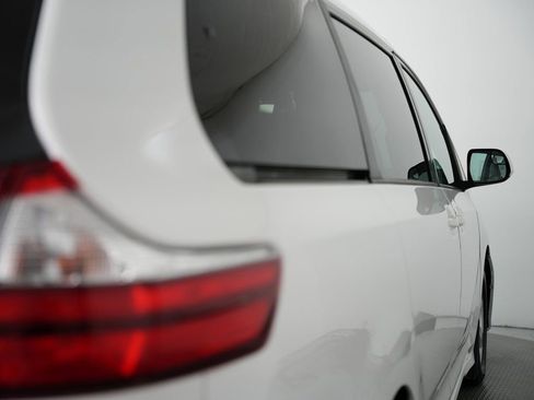 Used 2018 Toyota Sienna LE w/ Carpet Mat Package image 61