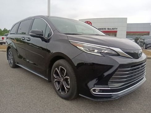 Used 2025 Toyota Sienna Platinum AWD/4WD image 1