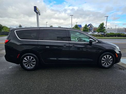 Used 2023 Chrysler Pacifica Touring-L FWD image 4