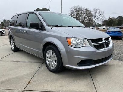 Used 2018 Dodge Grand Caravan SE w/ UConnect Hands-Free Group