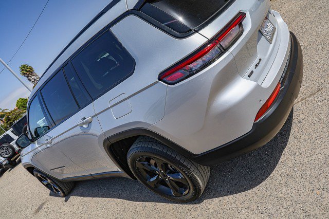 Used 2022 Jeep Grand Cherokee L Limited w/ Black Appearance Package AWD/4WD image 8