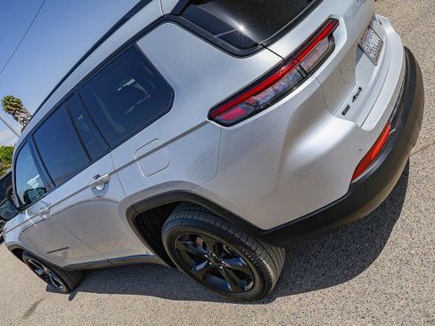Used 2022 Jeep Grand Cherokee L Limited w/ Black Appearance Package AWD/4WD image 8