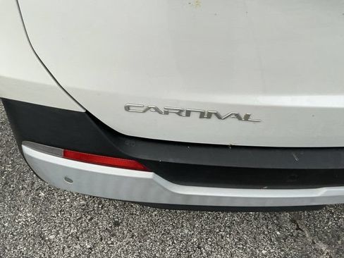 Used 2025 Kia Carnival FWD image 10