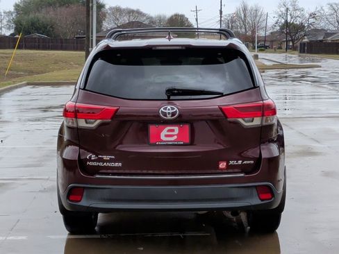Used 2018 Toyota Highlander SE image 7