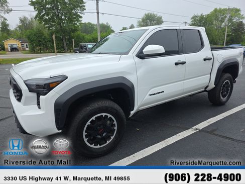 Used 2024 Toyota Tacoma TRD Off-Road AWD/4WD image 4