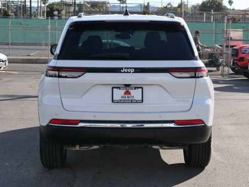 Used 2024 Jeep Grand Cherokee Laredo X image 6