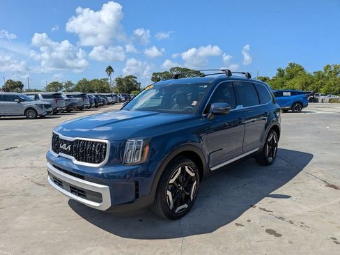 Used 2024 Kia Telluride EX w/ EX Captain's Chair Package AWD/4WD image 4