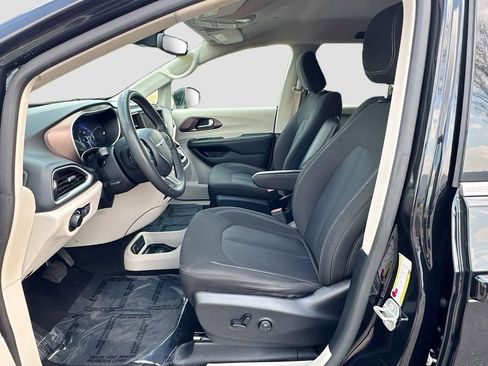 Used 2023 Chrysler Voyager LX FWD image 30